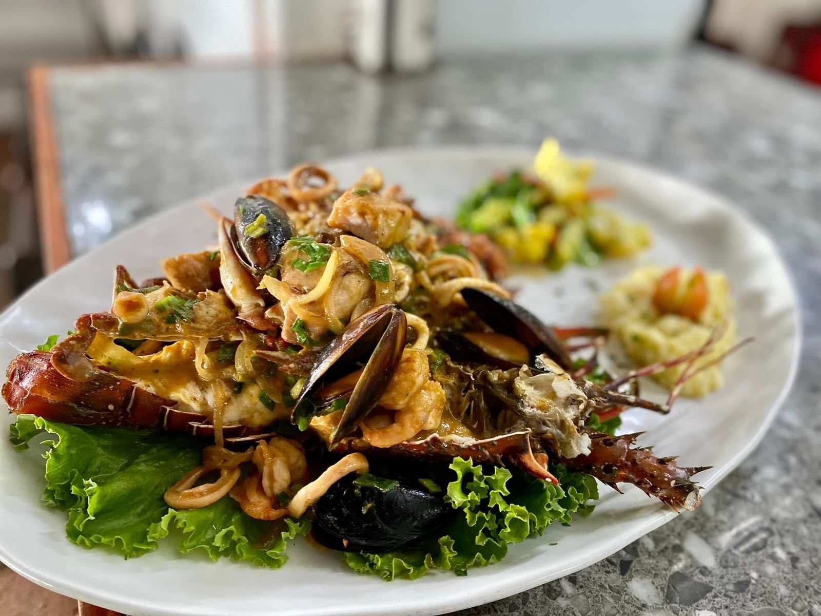 Platón de mariscos con langosta, mejillones y camarones
